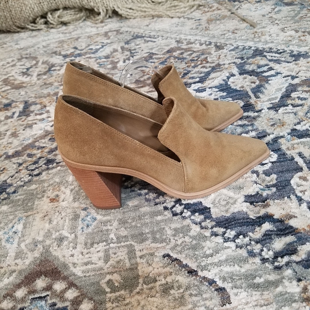 Vince Camuto Wevenly brown Tan Suede Pointed Toe Heel Pumps